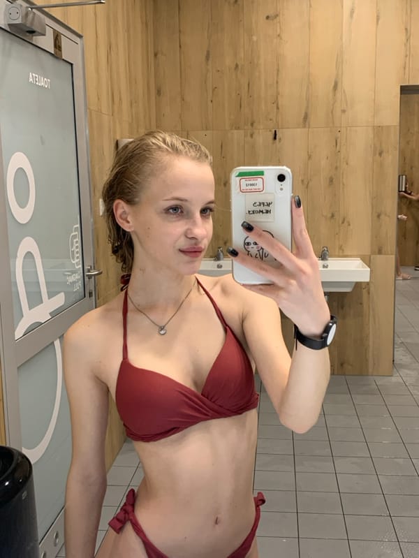 Woman takes bikini selfies in Zakopane locker room facility