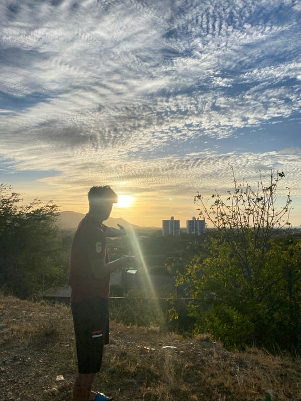 Sunset photography session captures golden hour moments in Venezuelan cities