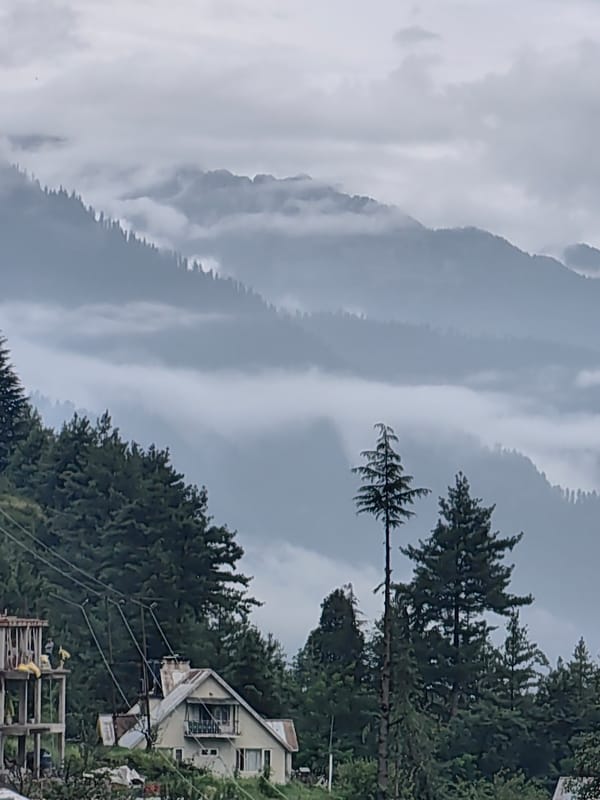 Misty mountain afternoon across Manali and Vashisht
