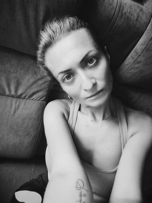 Couch selfie session in Moscow, mixing color and black-and-white