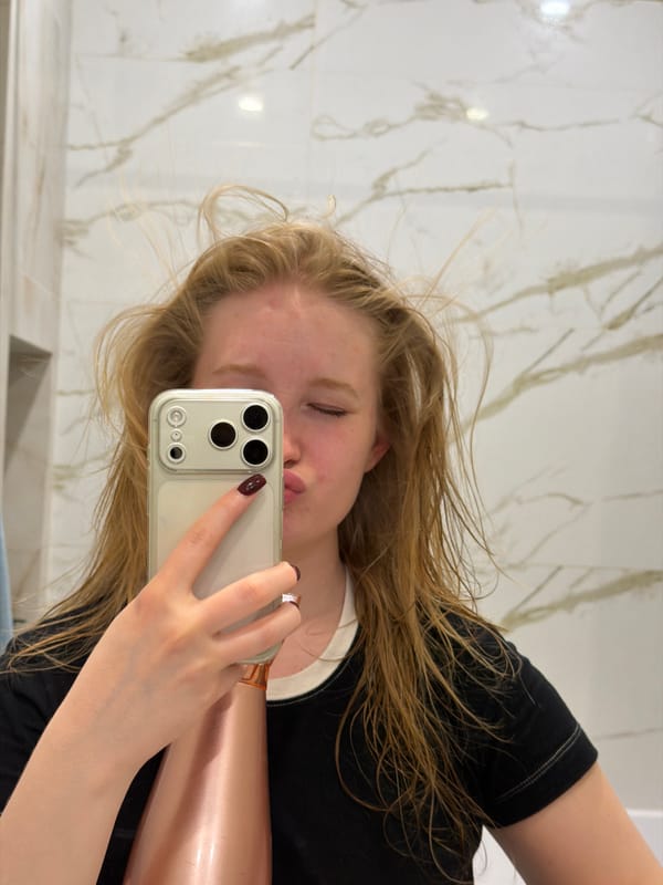 Siblings take playful selfies with cat in Rossiyskiy