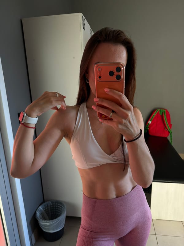 Post-workout mirror selfie in a Birobidzhan gym locker room