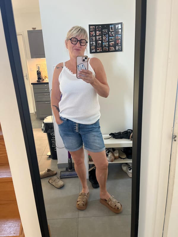Morning coffee and mirror moments at home in Chambœuf