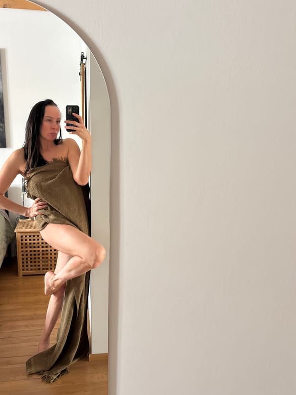 Woman documents morning routine through selfies in Chaikovsky, Russia