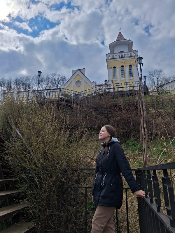 Woman spotted on elevated walkway in Sarapul, Russia
