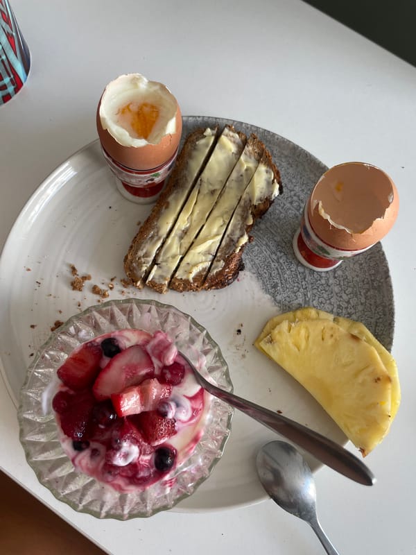 Morning breakfast and art moments captured in Paris