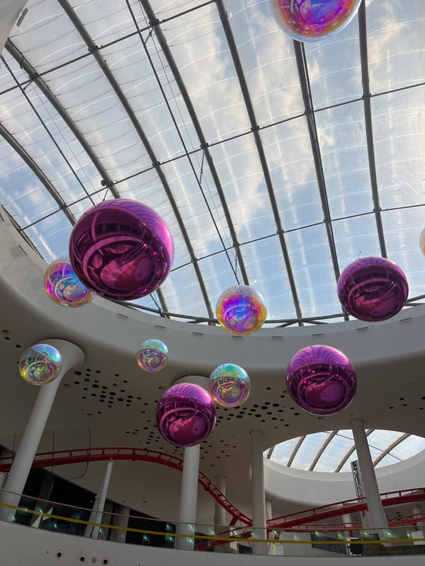 Morning documentation of Kyiv shopping mall features and attractions