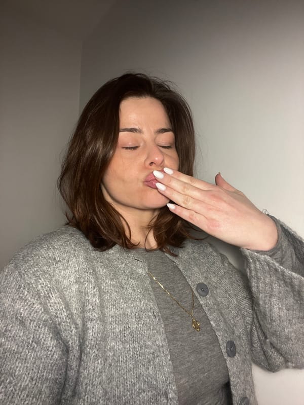 Woman documents evening routine with selfies, sushi dinner in Roubaix