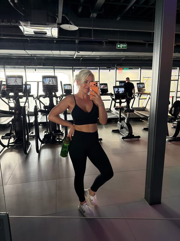 Woman takes gym selfie in athletic wear