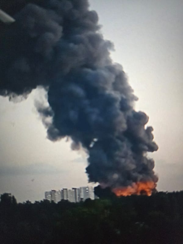 Large fire burns in Saratov amid everyday nature shots