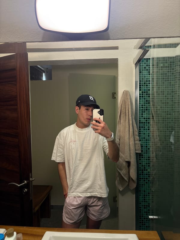 Person takes bathroom selfie in Puerto Escondido hotel