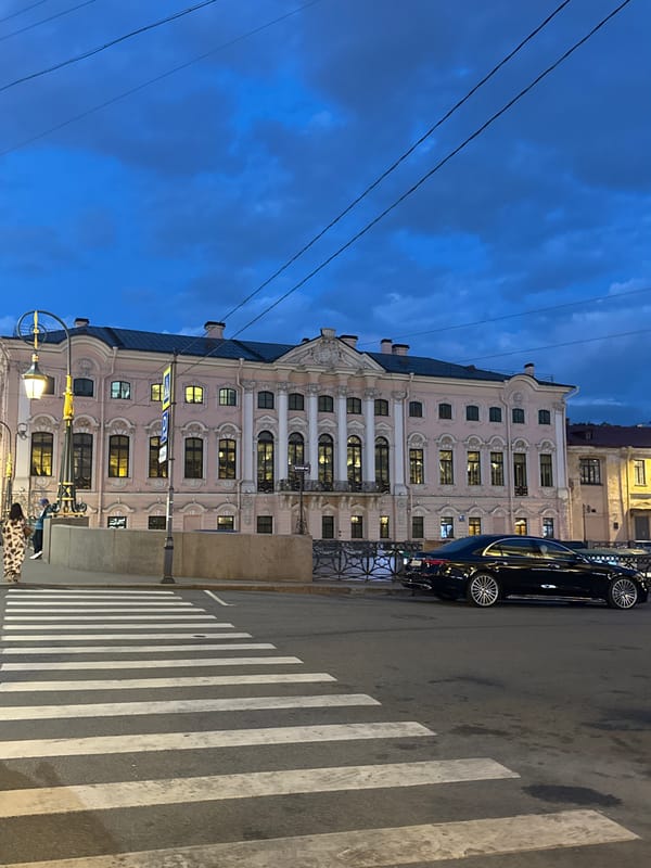 Street performers draw crowds during evening show in Saint Petersburg