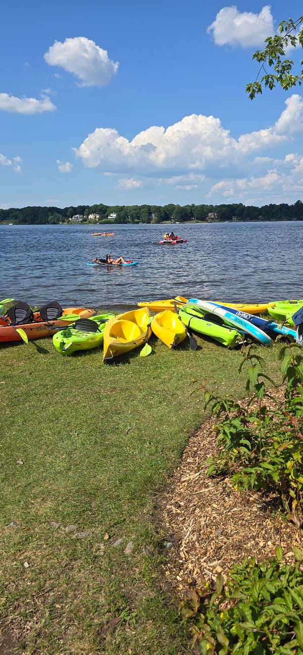 Busy summer day on the water in Drummondville