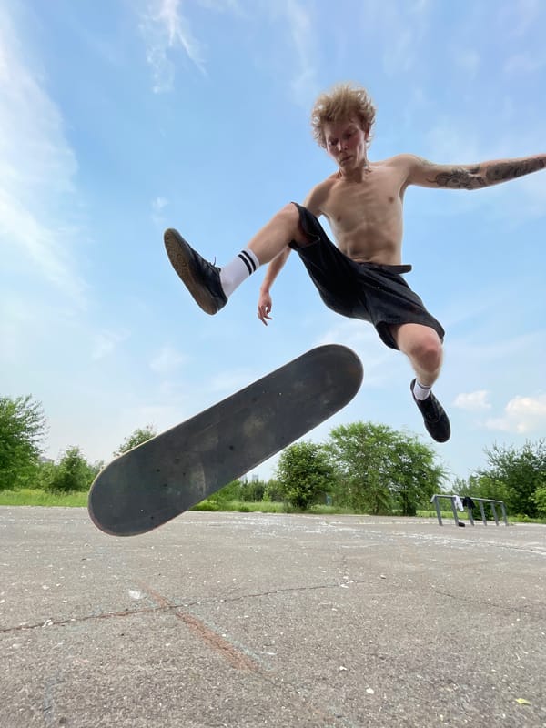 Mid-air skateboard trick performed in Krasnoyarsk