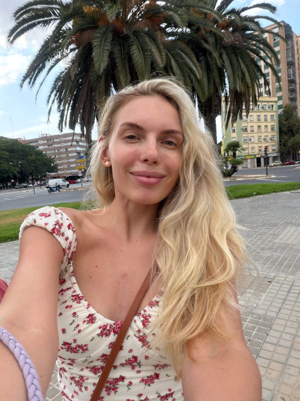 Selfie moment among palm trees in València, Spain