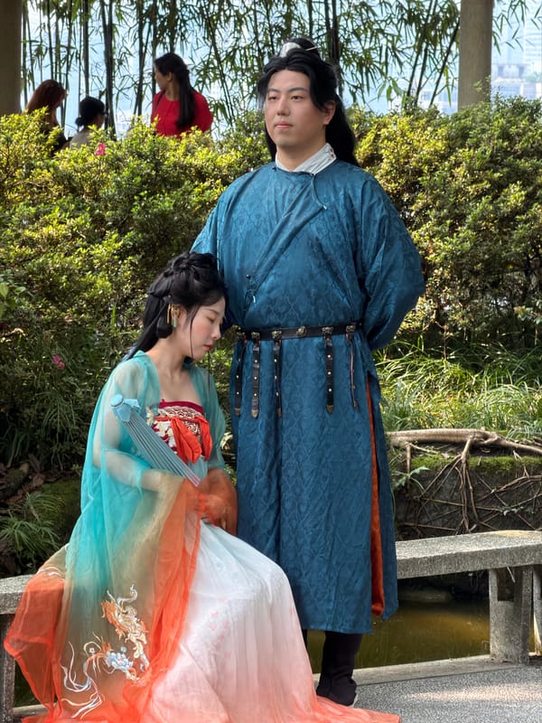 Traditional Chinese attire photo session in Yuzhong District park