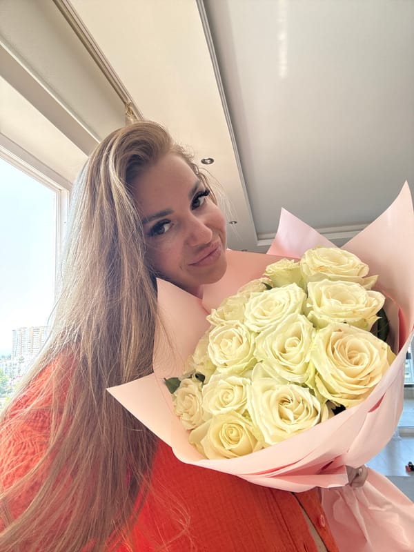 Woman photographed with white rose bouquet in Erdemli
