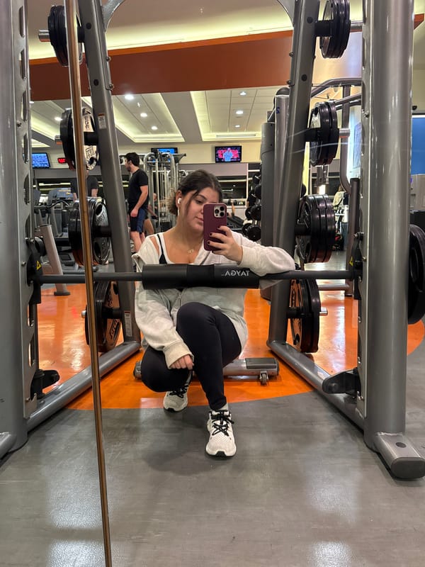 Woman takes gym selfies in Mexico City weight room
