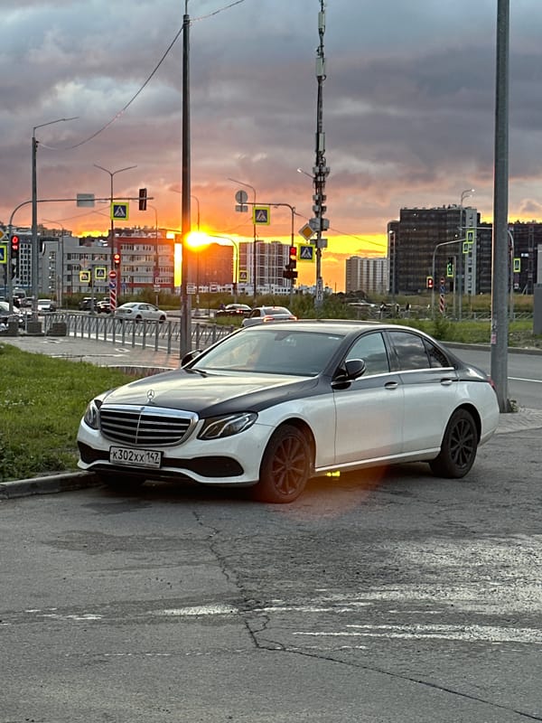 Sunset stop in Sinyavino with a two-tone Mercedes parked roadside