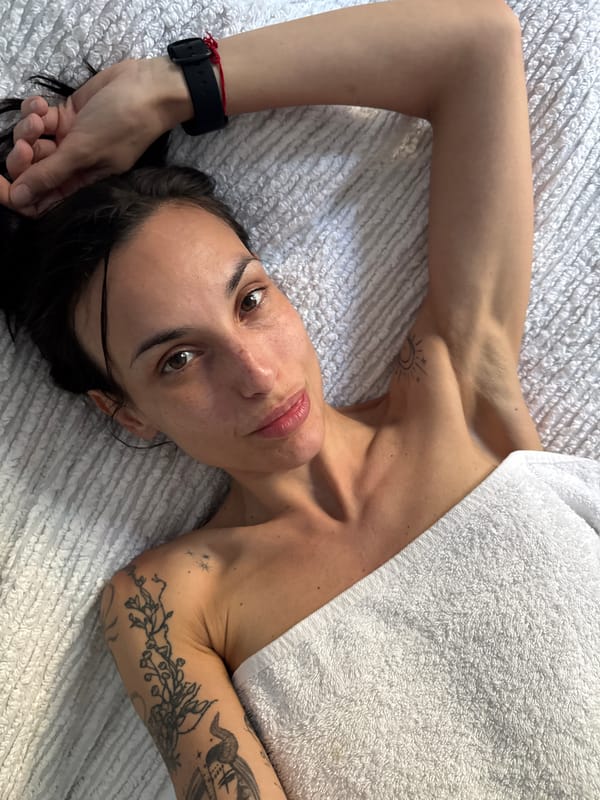 Woman takes selfies, vapes on Chania streets