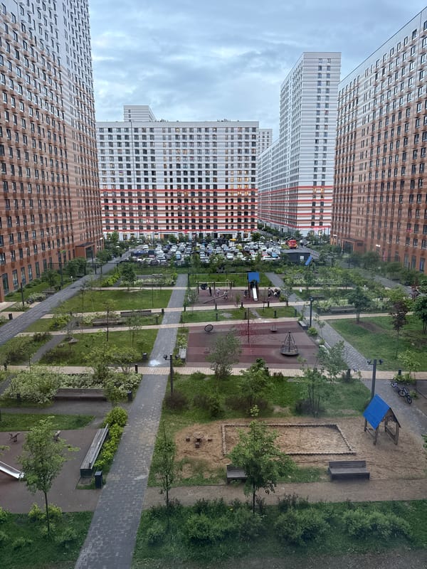Routine urban activity documented in Bobrovo residential district