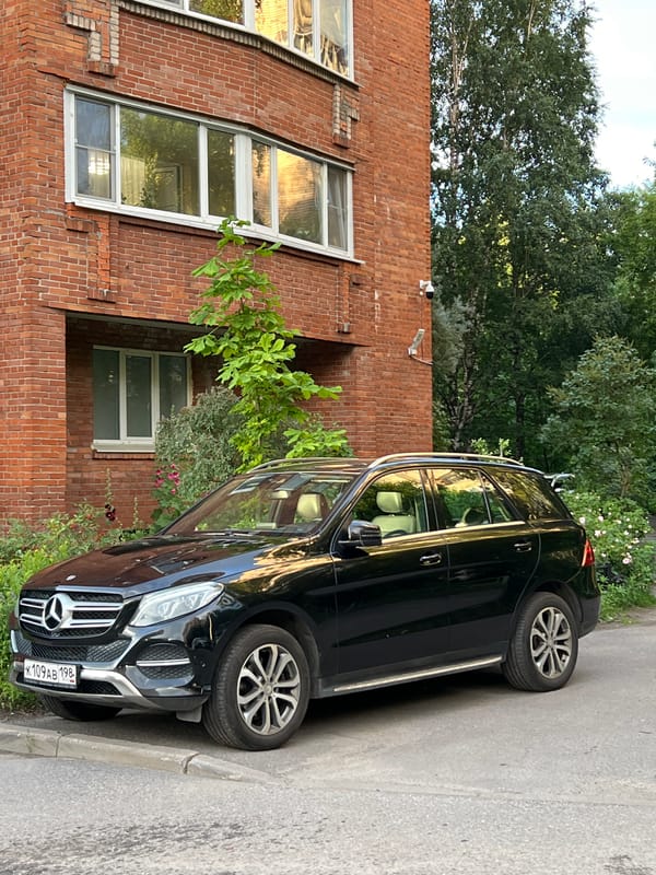 Saint Petersburg neighborhood: streets, courtyards, and fresh produce