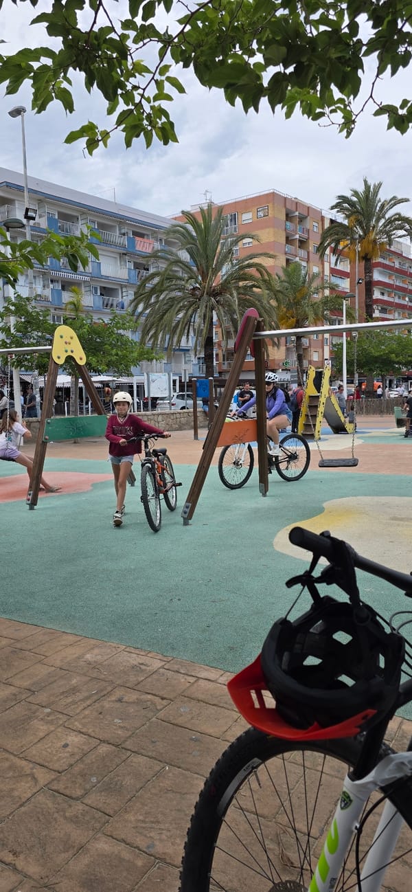 Families enjoy afternoon activities in Sagunto parks and playgrounds