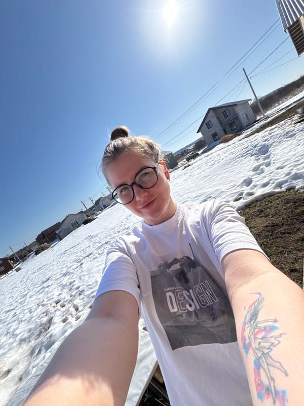 Woman captures selfies and moments with cat in snowy Russia