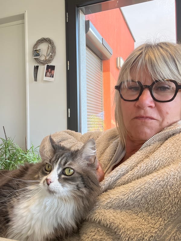 Woman poses with cat in morning selfie in Chambœuf