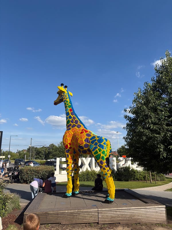 LEGO giraffe and afternoon browsing at Docks Bruxsel