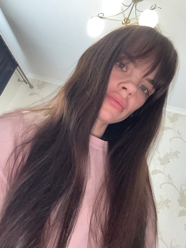 Woman documents selfie session in Rostov-on-Don residence