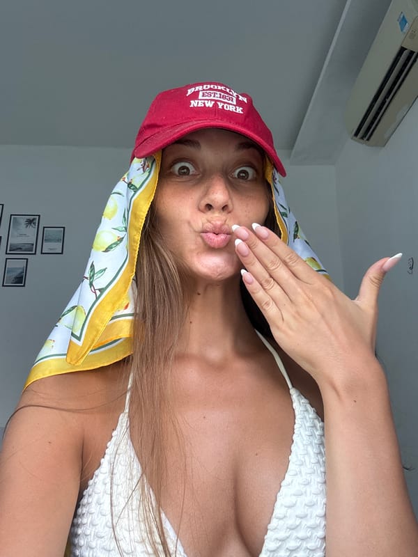 Woman poses for indoor photo session in Đà Nẵng