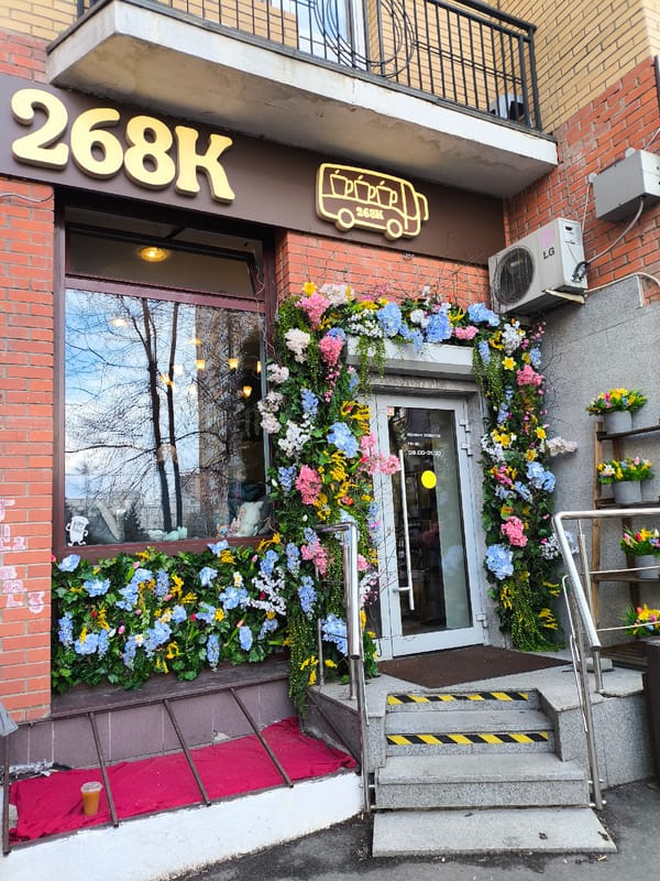 Spring blooms and urban life documented across Moscow