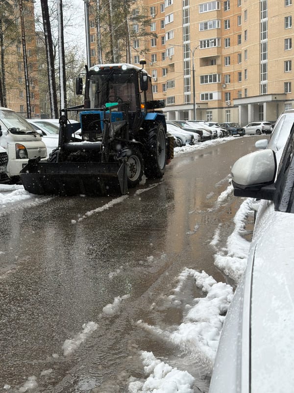 Morning snow blankets Korolyov as residents continue daily routines