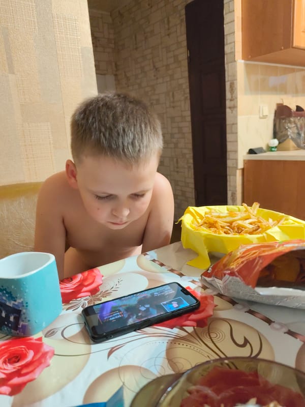Lazy afternoon at home in Bor: fries, roses, and casual hangout