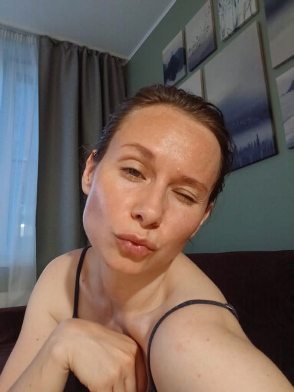 Portrait session in Yekaterinburg apartment with multiple angles