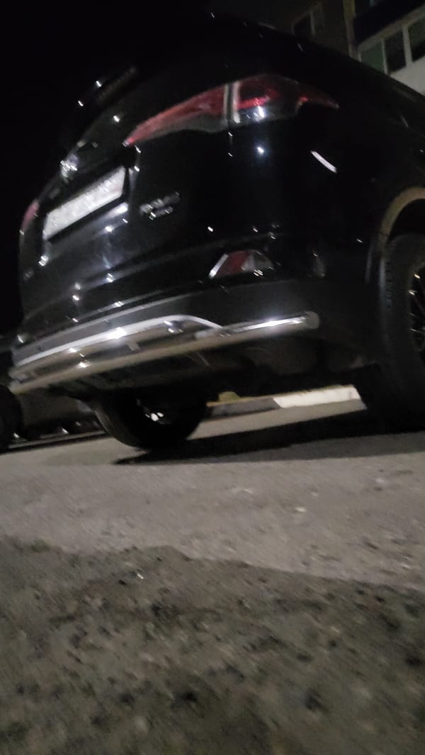 Evening domestic life and parked cars observed in Markovskii