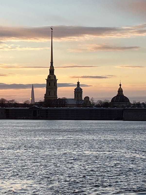 Witness documents Saint Petersburg landmarks during 15-minute evening walk