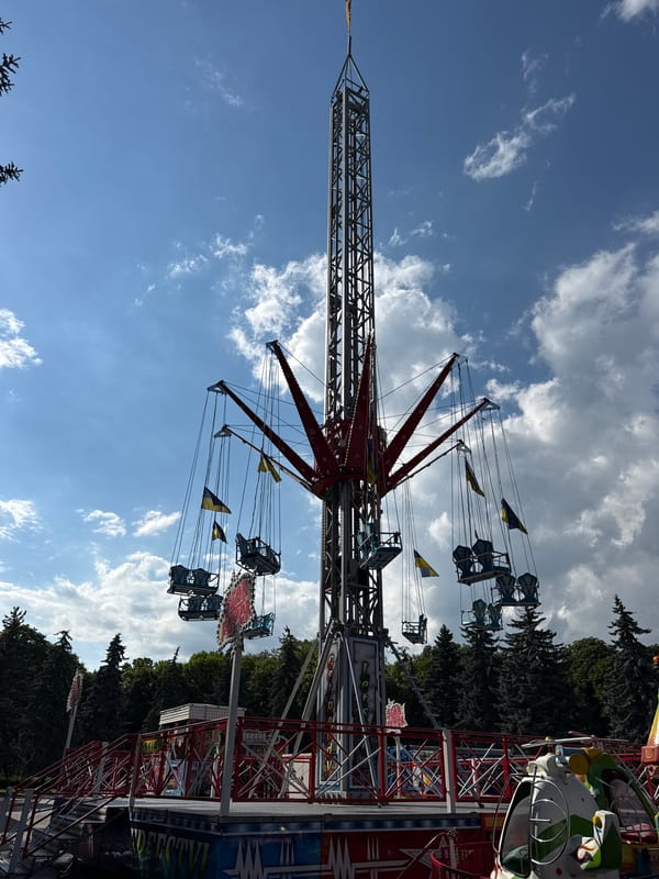 Ordinary afternoon moments documented across Vinnytsia park in Ukraine