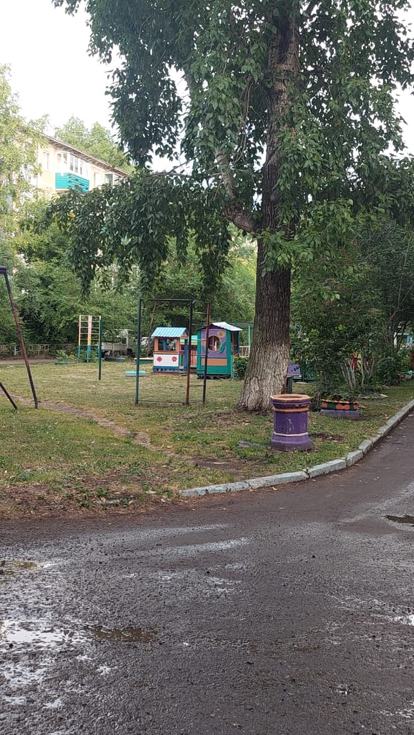 Wet morning in a Komsomolsk-on-Amur residential courtyard