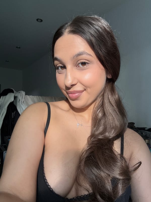 Woman takes multiple selfies indoors in Mönchengladbach