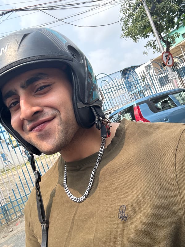 Helmeted man in olive polo observed in Kolkata