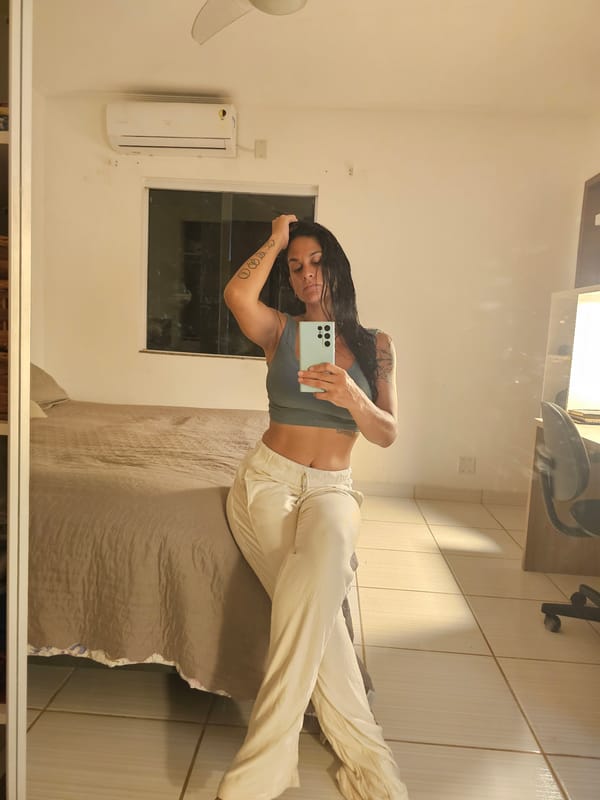 Woman takes mirror selfies in Cabo Frio bedroom