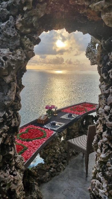 Romantic clifftop dining experience captured in Uluwatu, Indonesia