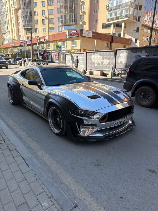 Early morning scenes captured in Yekaterinburg: car, selfie