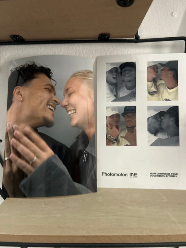 Person photographs couple portraits and takes selfies in Lannoy