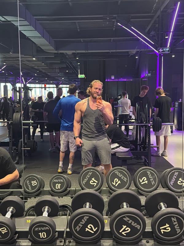 Man takes gym selfies in Saint Petersburg fitness center