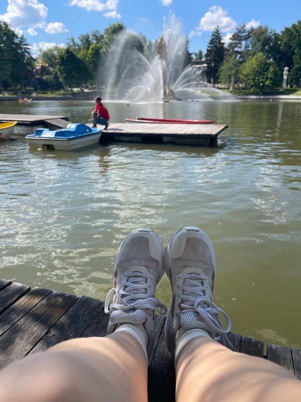 Sunny afternoon brings recreational activities to waterfront park