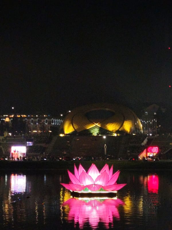 Nighttime lotus light festival illuminates Da Lat lake and parks