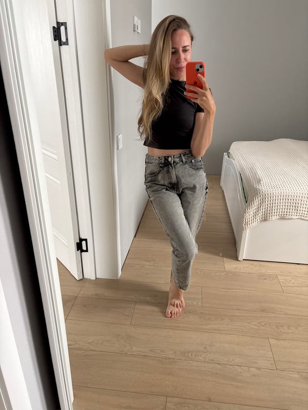 Bedroom mirror selfie session in Chaikovsky, Russia